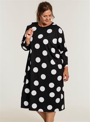 Gozzip Black - Pia Oversize Kjole, Sort med Hvide Bomber, M-46/48